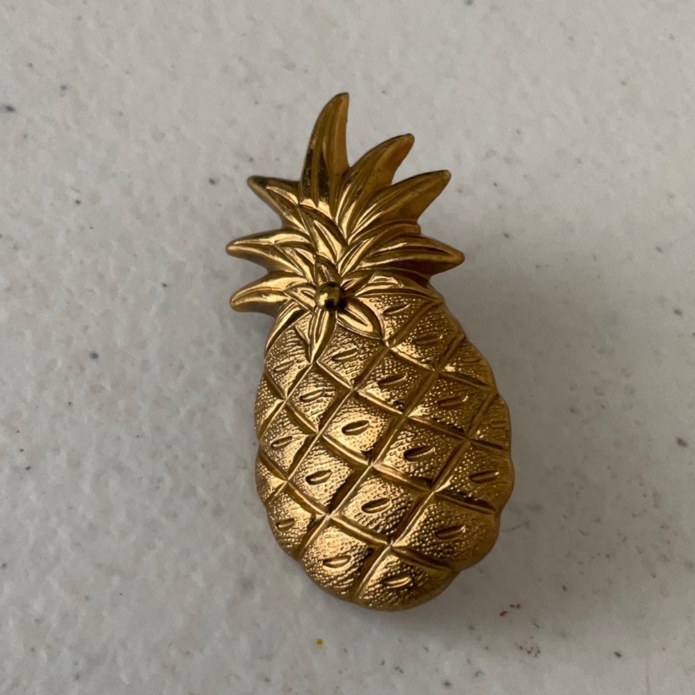 🌺$3.00 must bundle 🌺Gold Textured Pineapple Pin